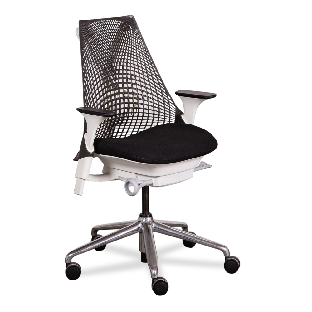 kontorstol herman miller sayl mørk brun ryg brune armlæn nyt sort  polster krom fodkryds